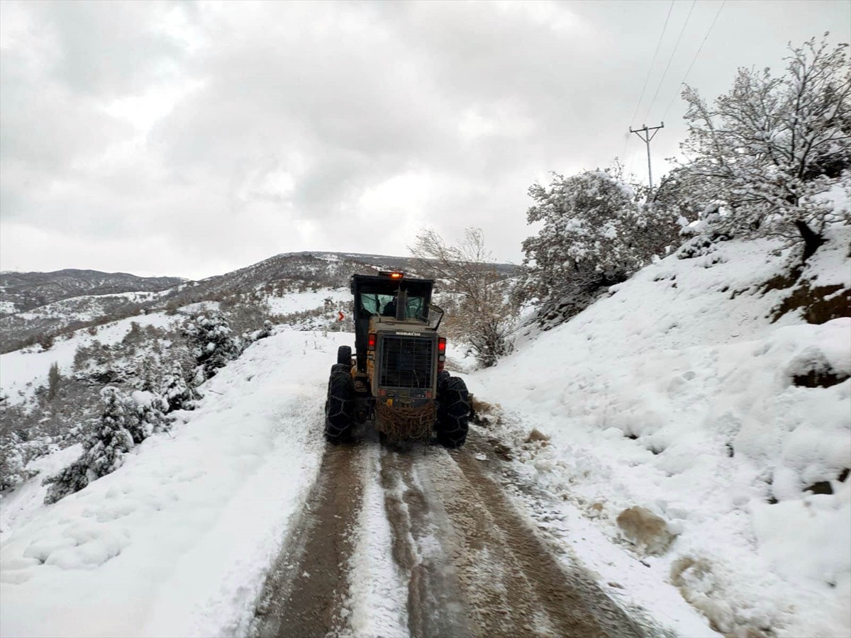 Amasya'da Kar Yağışıyla 93 Köy Yolu Kapandı