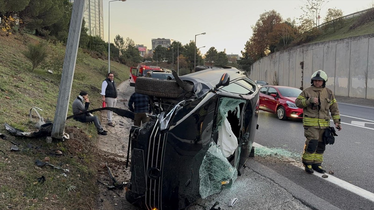 Ümraniye'de Takla Atan Otomobilde Sürücü Yaralandı