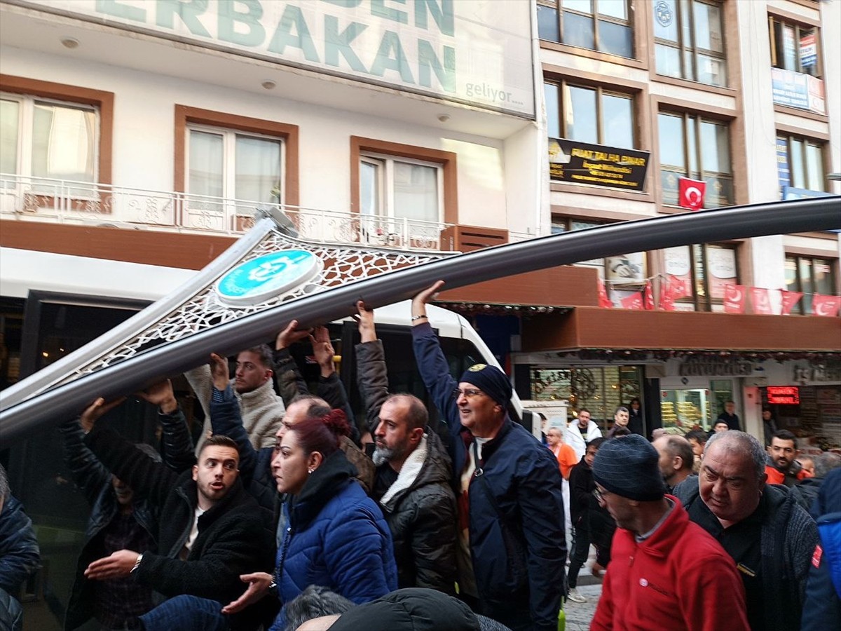 Kocaeli'de Otobüs Durağında Kaza: 6 Yaralı