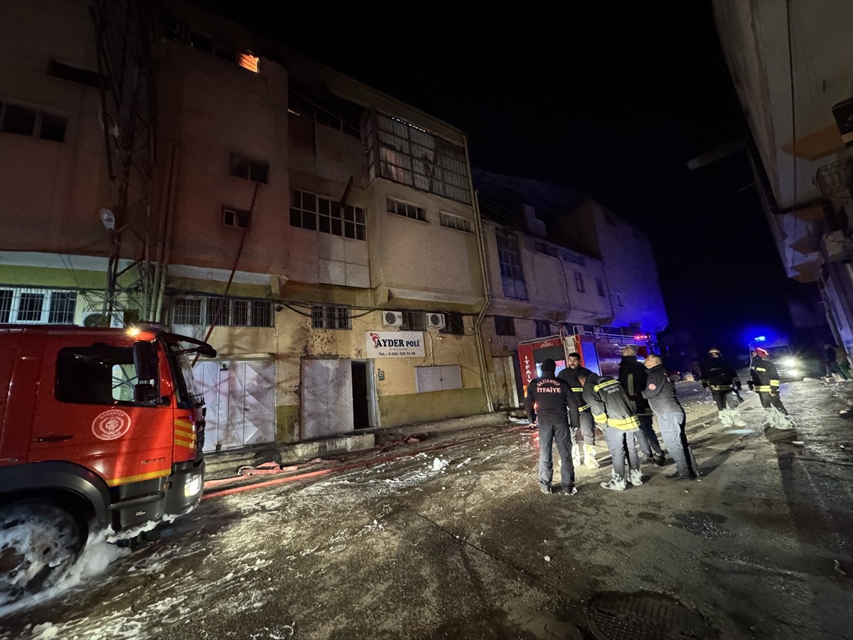 Gaziantep'te Ayakkabı İmalathanesinde Yangın Çıktı