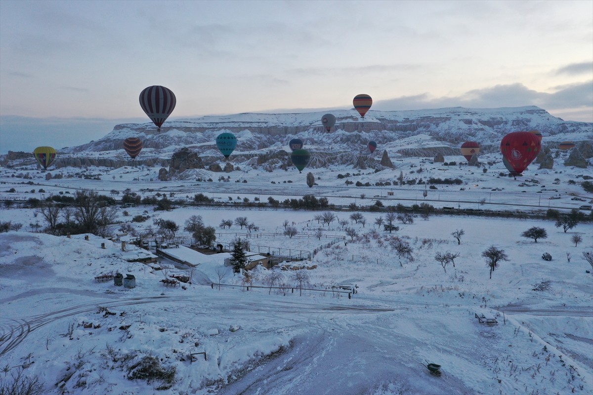 Kapadokya'da Sıcak Hava Balonları Yeniden Havalandı