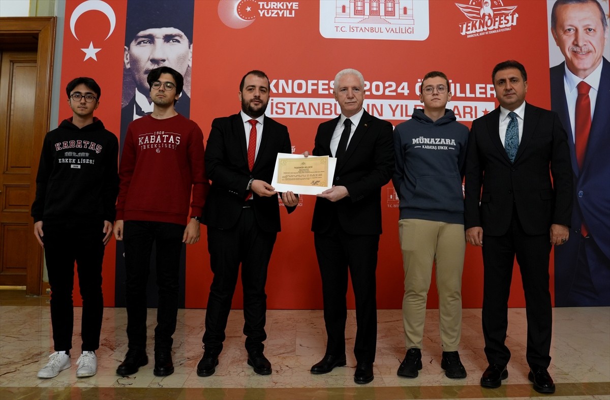 İstanbul Valisi Gül, TEKNOFEST 2024'te Dereceye Giren Öğrencileri Ödüllendirdi