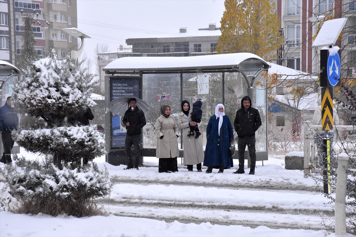 Van'da Kar Yağışı ve Tipi Trafiği Olumsuz Etkiliyor