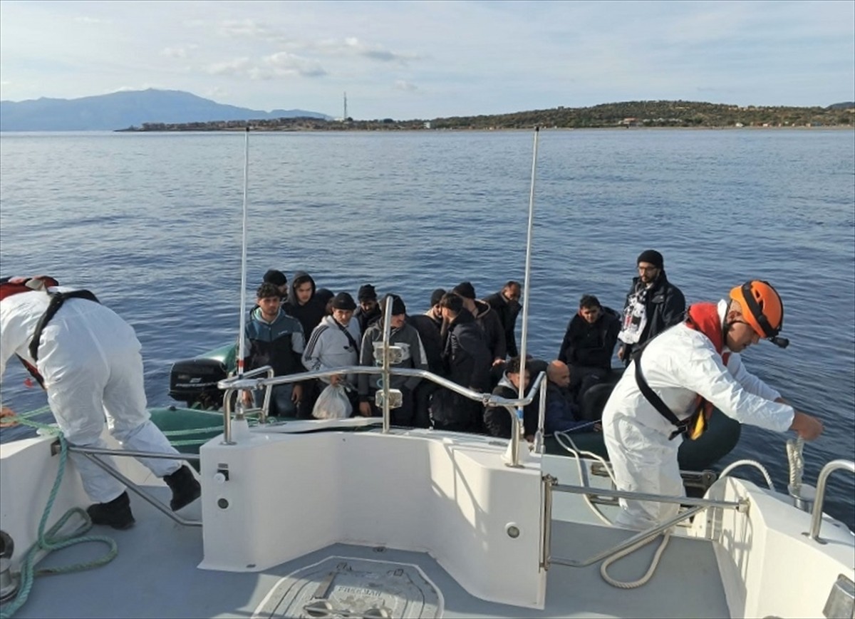 Çanakkale Açıklarında 28 Düzensiz Göçmen Kurtarıldı