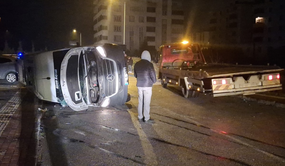 Bursa'da Otomobil ile Servis Minibüsünün Çarpıştığı Kaza: 8 Yaralı