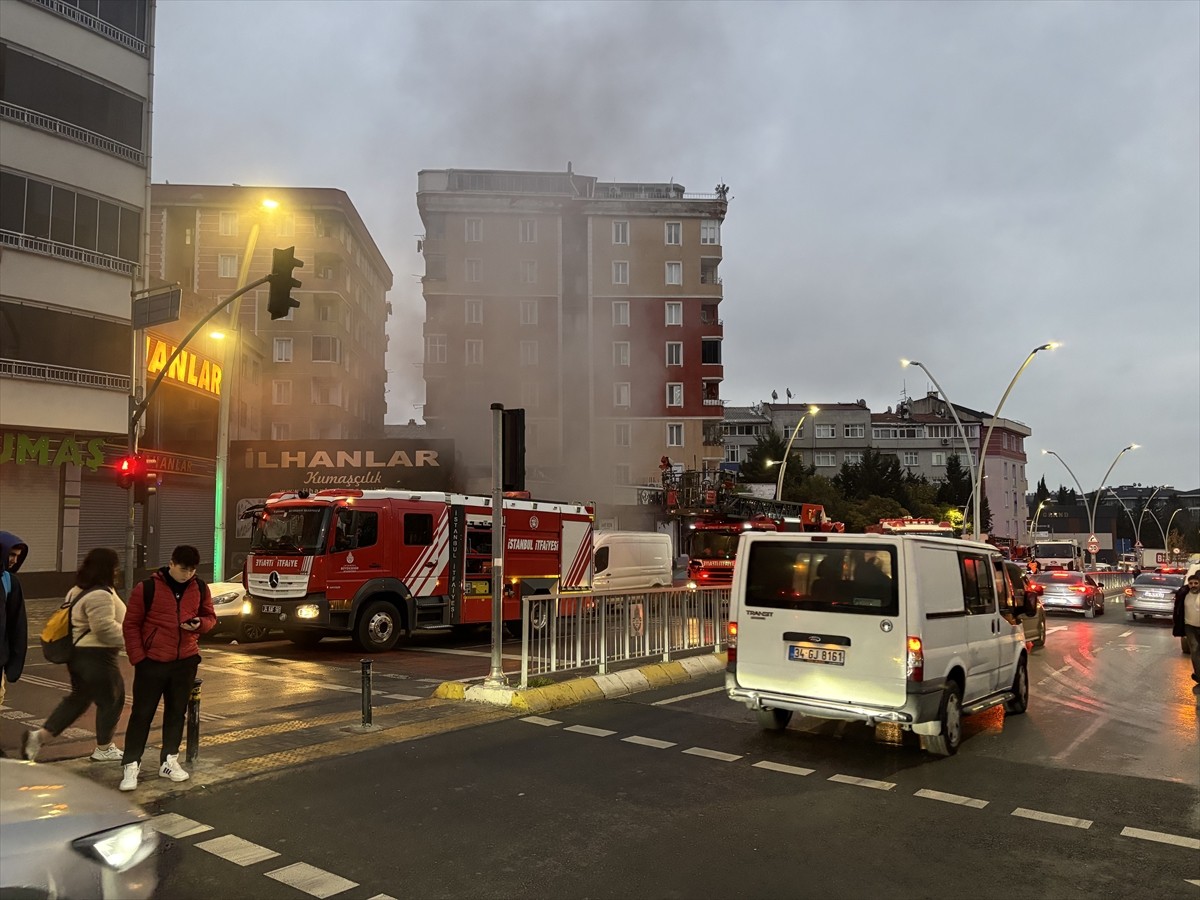 Zeytinburnu'nda Tekstil Deposunda Yangın Kontrol Altına Alındı