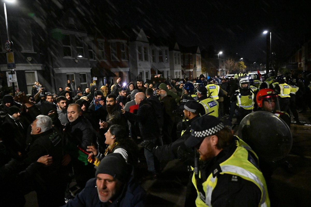 Londra'da PKK Yandaşları ve Polis Arasında Çatışma