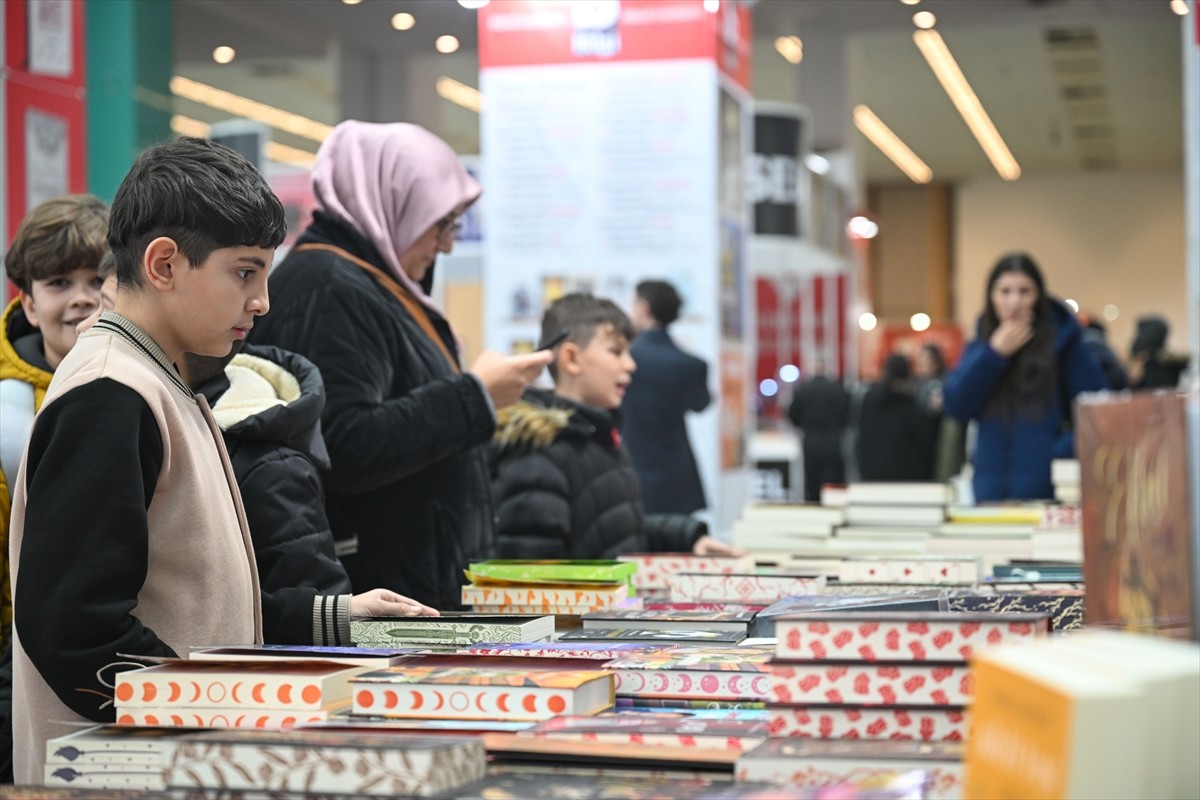 21. Ankara Kitap Fuarı Açıldı: 1500 Etkinlik ve 800 Yazar