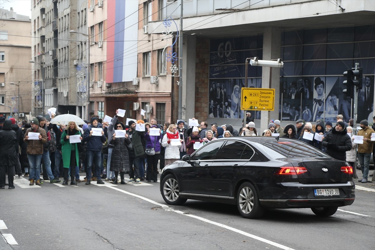 Sırbistan'da Trafik 15 Dakika Durduruldu