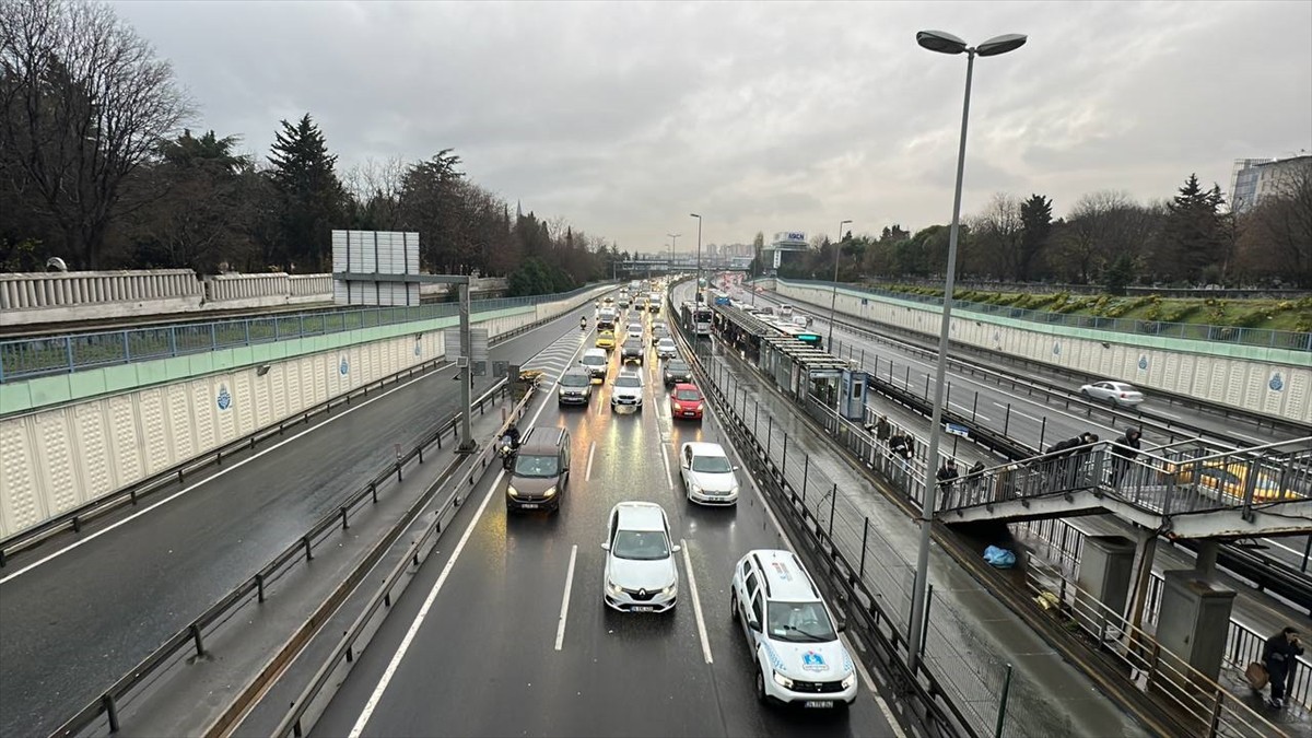 İstanbul'da Yağmurla Birlikte Trafik Yoğunluğu Yüzde 78'e Ulaştı