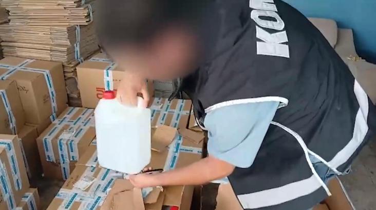 İzmir’de 5,8 ton taklit etiketli etil alkol ele geçirildi