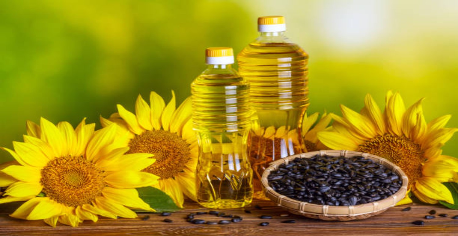 Хорошее подсолнечное масло. Радость масло подсолнечное. Helianthus annuus Seed Oil в косметике. Подсолнечный масло Fon dlya reklama. Rural still-Life - Sunflower Oil in Bottles with Flowers of Sunflowers.