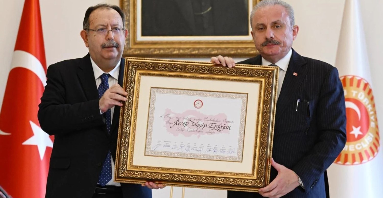 Cumhurbaşkanı Erdoğan için hazırlanan mazbata TBMM Başkanı Şentop'a teslim edildi!