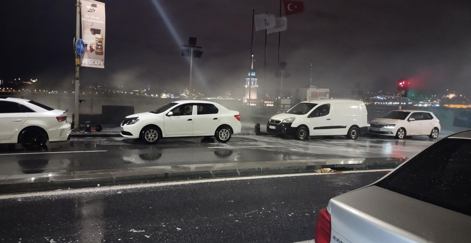 Şiddetli fırtına İstanbul'u vurdu: Gemi karaya oturdu!