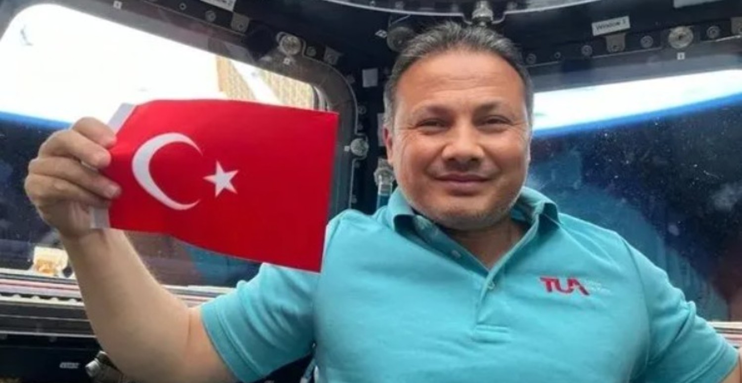 İlk Türk astronot Alper Gezeravcı sonunda Dünya'ya döndü
