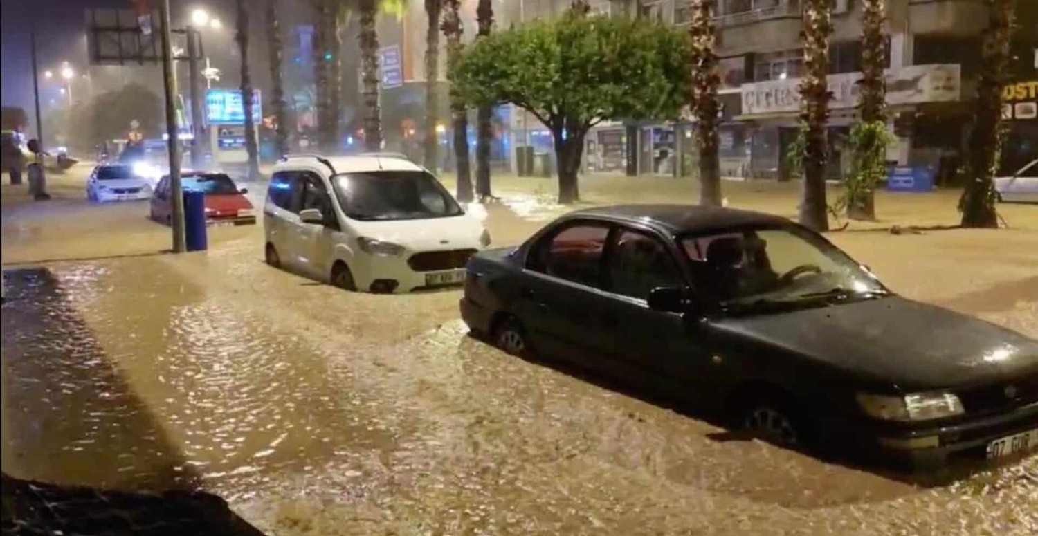 Antalya'da sel faciası nedeniyle okullar tatil edildi