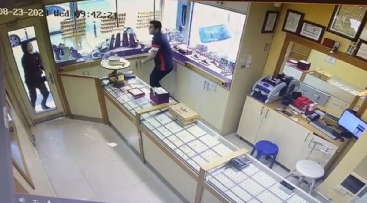 Gaziosmanpaşa'da kostümlü soygun girişimi! ‘Salvador Dali’ maskeli hırsızlar kuyumcu soymaya çalıştı