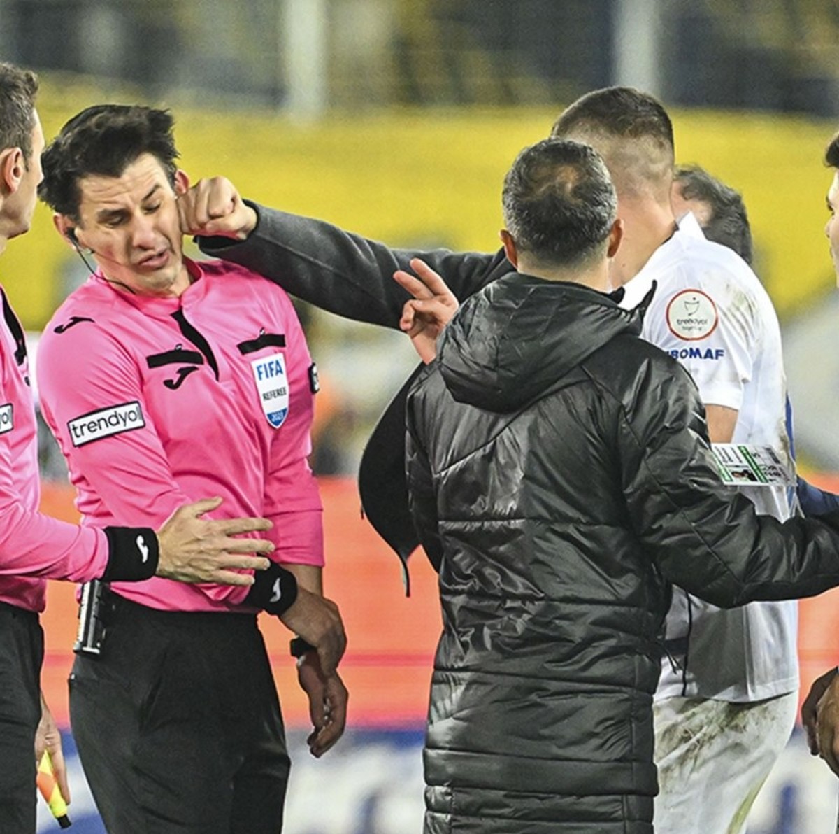 Ankaragücü taraftarı Halil Umut Meler'e yapılan saldırıyı alkışlarla karşıladı