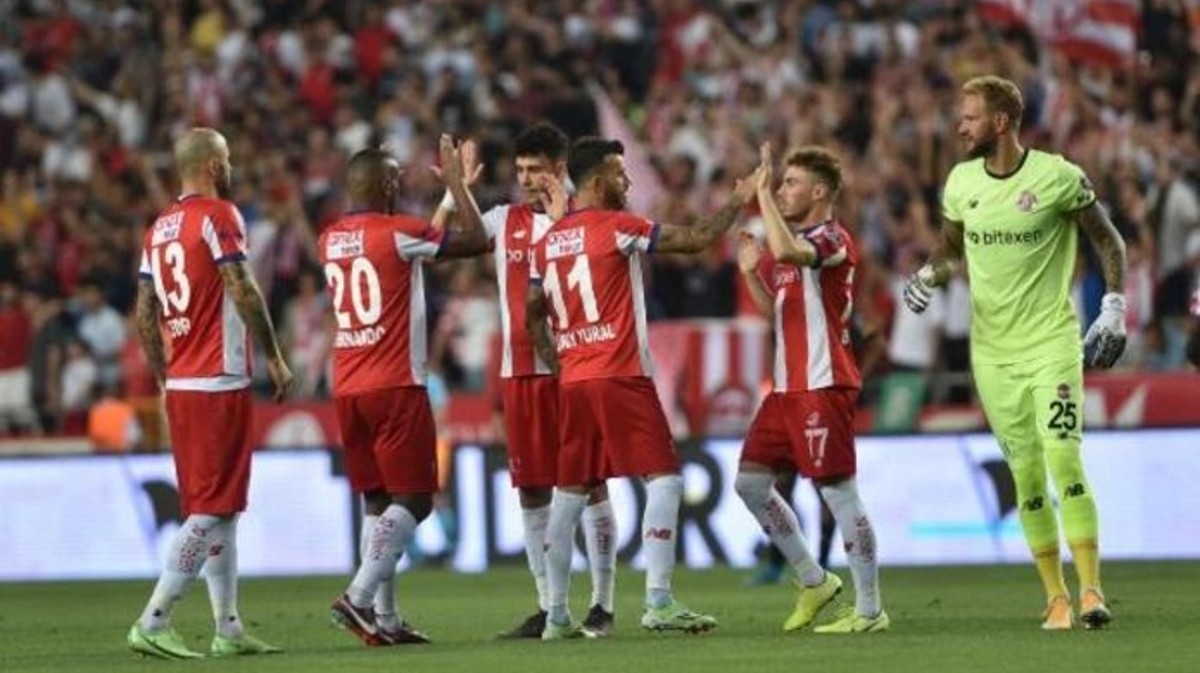 3 futbolcu Antalyaspor'dan ayrıldı