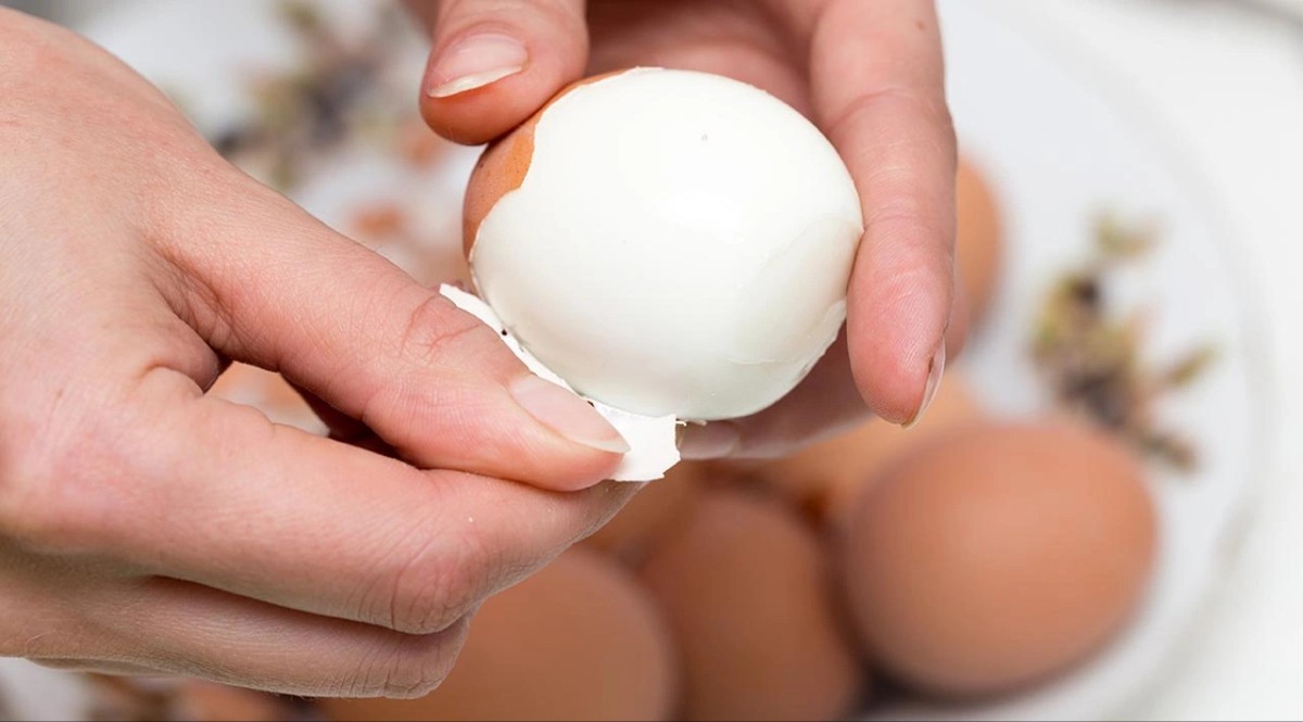 HAŞLANMIŞ YUMURTALARIN KABUKLARINI KOLAYCA SOYMANIN YOLLARI