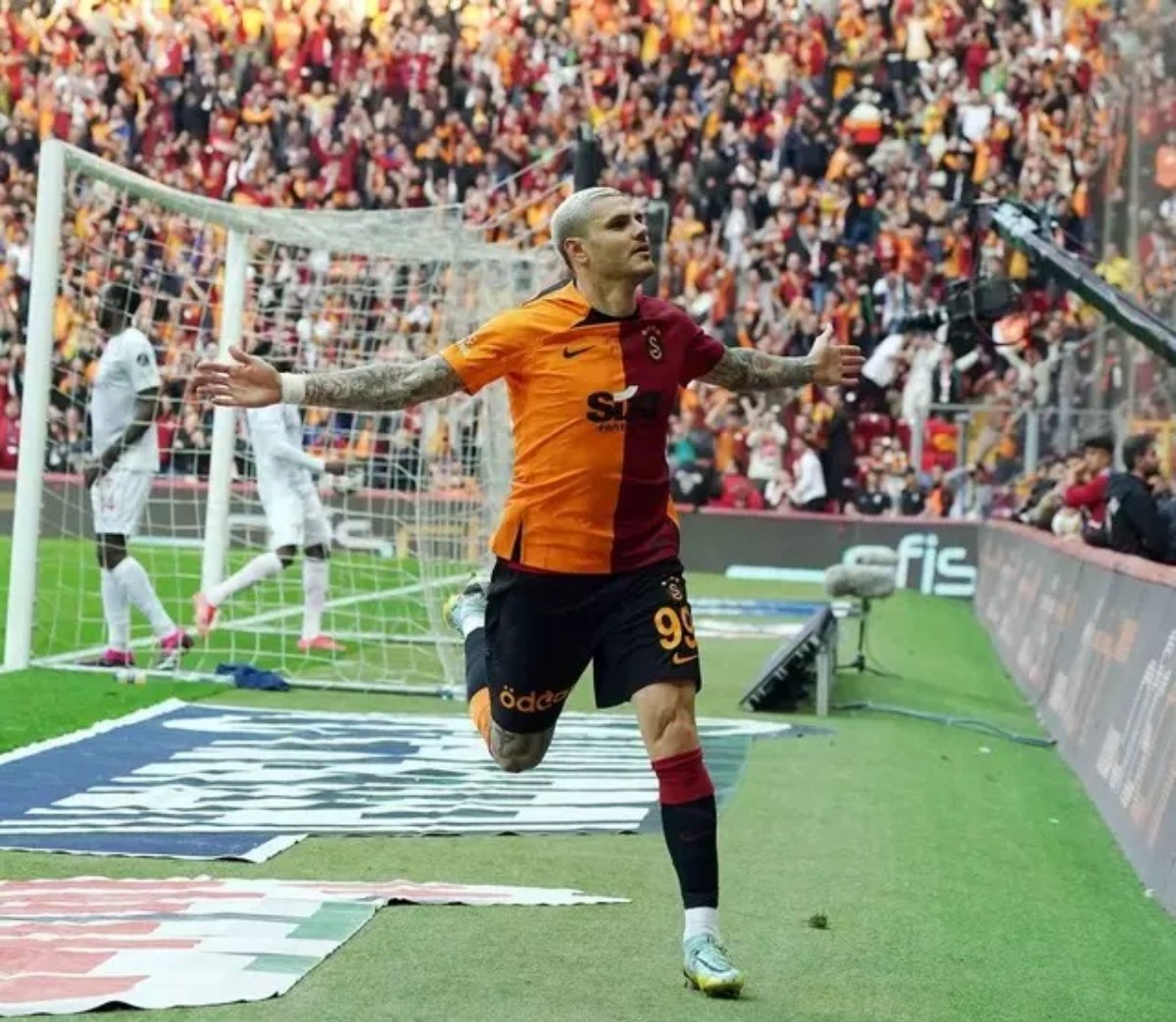 Galatasaray şampiyonluğa yaklaştı, Fenerbahçe'de çarşı pazar karıştı