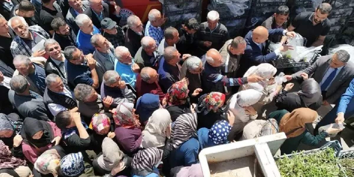 ücretsiz dağıtımda izdiham