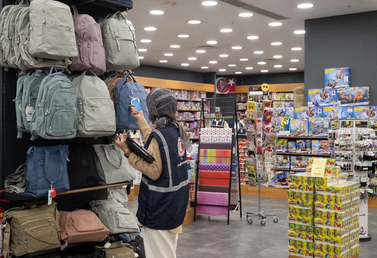 Ticaret Bakanlığı ekipleri, 2024-2025 eğitim ve öğretim yılı öncesinde kırtasiye ve okul...