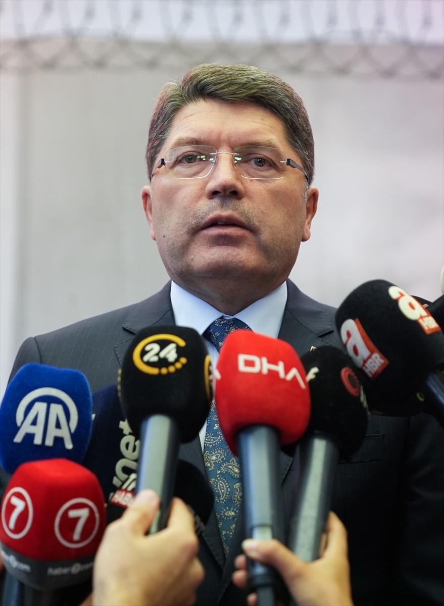 Adalet Bakanı Yılmaz Tunç (ortada), Anadolu Ajansının (AA) Global İletişim Ortağı olduğu "İnsanlık...