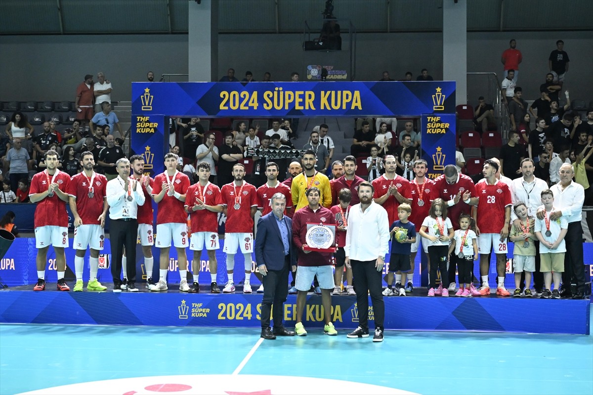 Hentbol Erkekler Süper Kupa maçında Spor Toto'yu 39-32 yenen Beşiktaş, düzenlenen törenle...