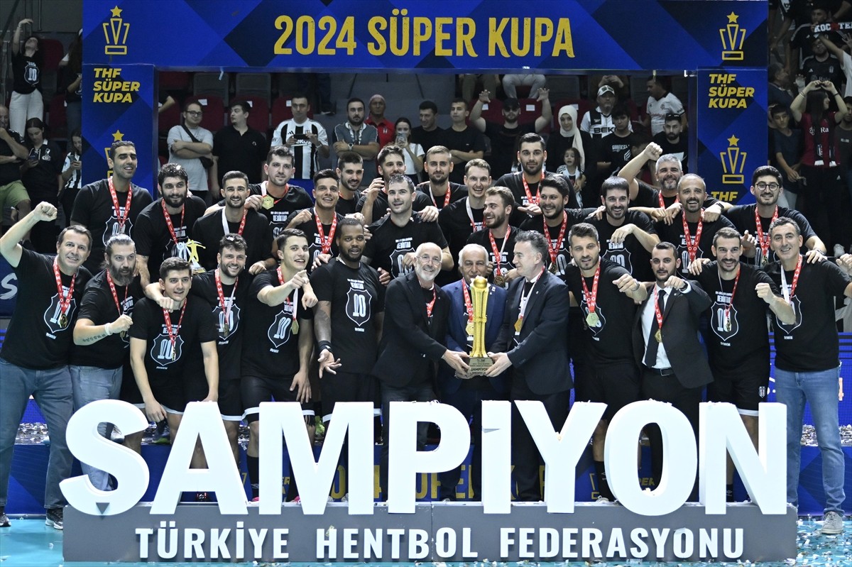 Hentbol Erkekler Süper Kupa maçında Spor Toto'yu 39-32 yenen Beşiktaş, düzenlenen törenle...