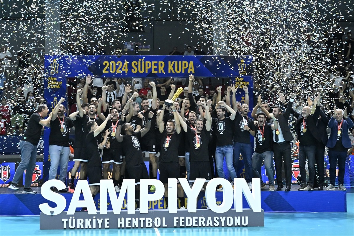 Hentbol Erkekler Süper Kupa maçında Spor Toto'yu 39-32 yenen Beşiktaş, düzenlenen törenle...