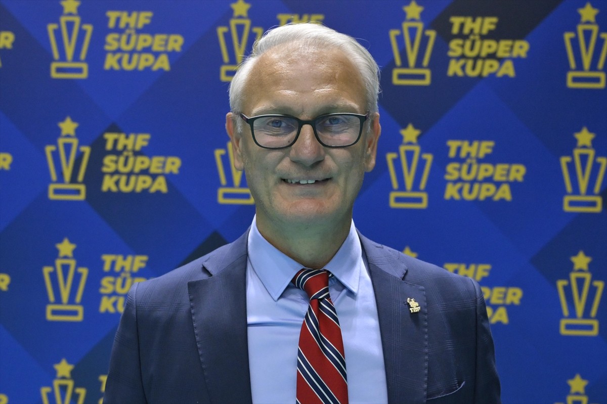 Hentbol Erkekler Süper Kupa maçında Spor Toto'yu 39-32 yenen Beşiktaş, düzenlenen törenle...