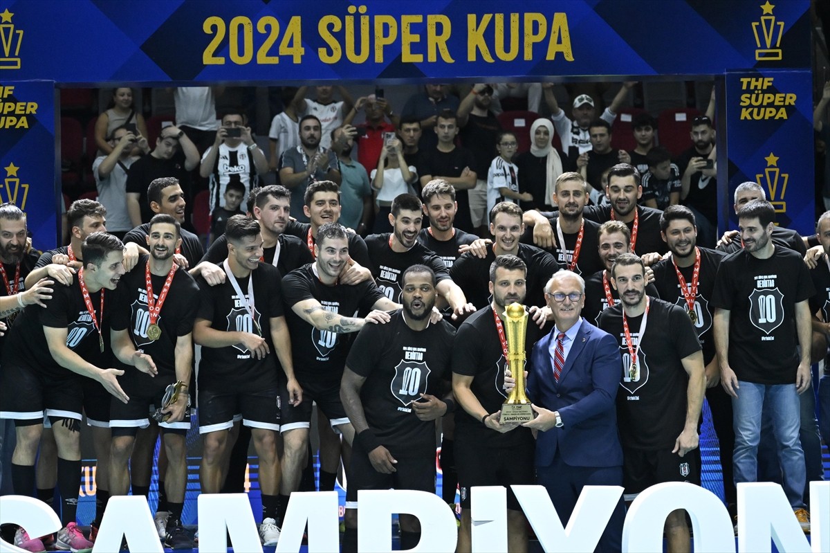 Hentbol Erkekler Süper Kupa maçında Spor Toto'yu 39-32 yenen Beşiktaş, düzenlenen törenle...
