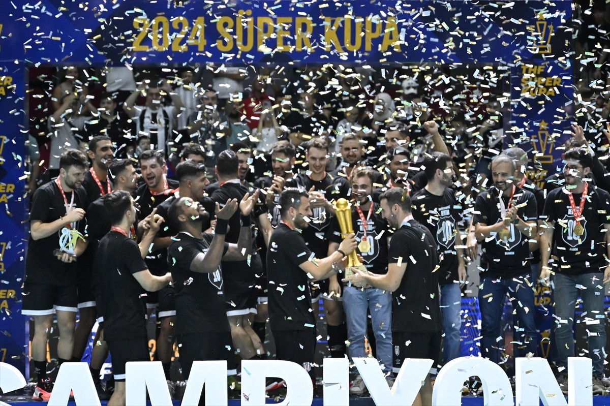 Hentbol Erkekler Süper Kupa maçında Spor Toto'yu 39-32 yenen Beşiktaş, düzenlenen törenle...