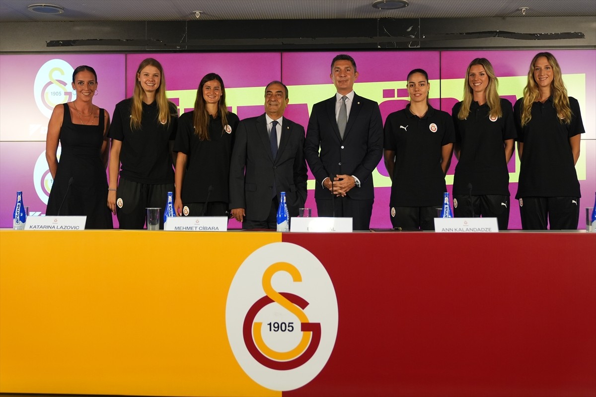 Galatasaray Daikin Kadın Voleybol Takımı'nın yeni oyuncularından Gürcü smaçör Ann Kalandadze, Sırp...
