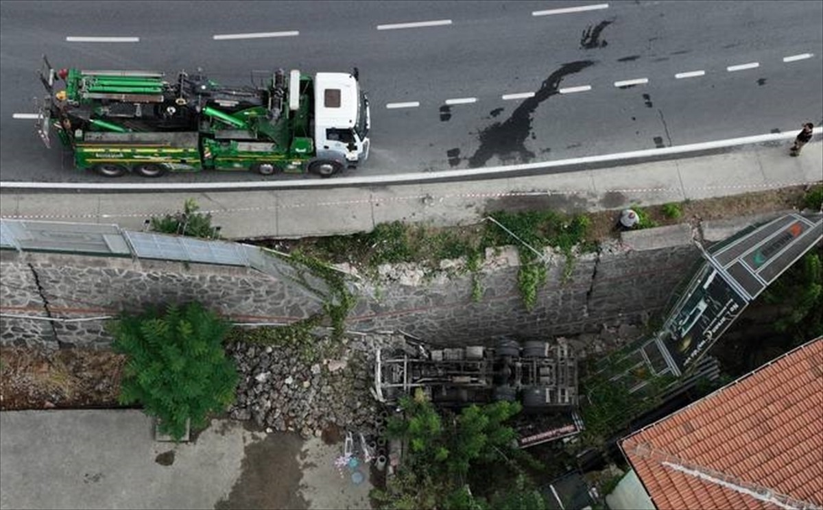Başakşehir'de virajı alamayıp demir korkulukları aşarak bahçeye düşen kamyonetin sürücüsü...