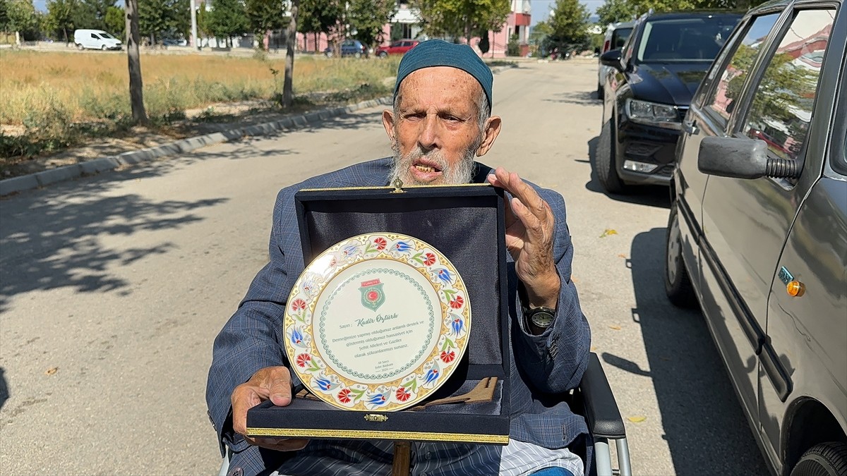 Isparta'da şehit ve gazi torunu 85 yaşındaki Kadir Öztürk, otomobilini Türkiye Harp Malulü...
