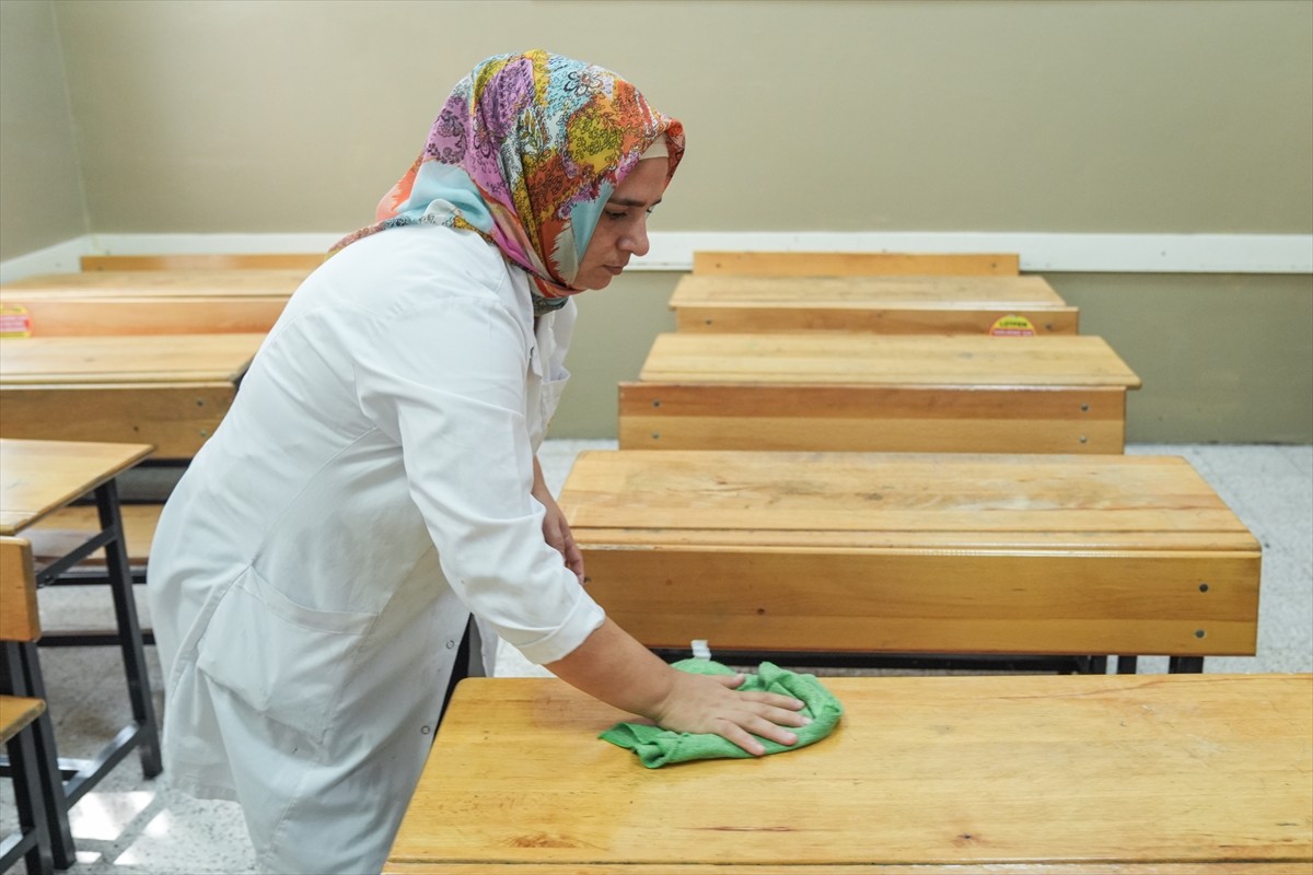 Yeni eğitim öğretim yılının başlaması için geri sayım sürerken, İstanbul'daki okullarda bakım...