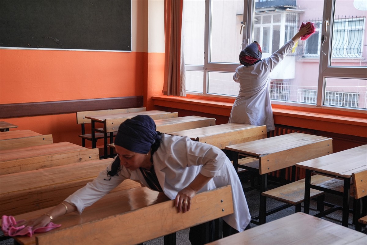 Yeni eğitim öğretim yılının başlaması için geri sayım sürerken, İstanbul'daki okullarda bakım...