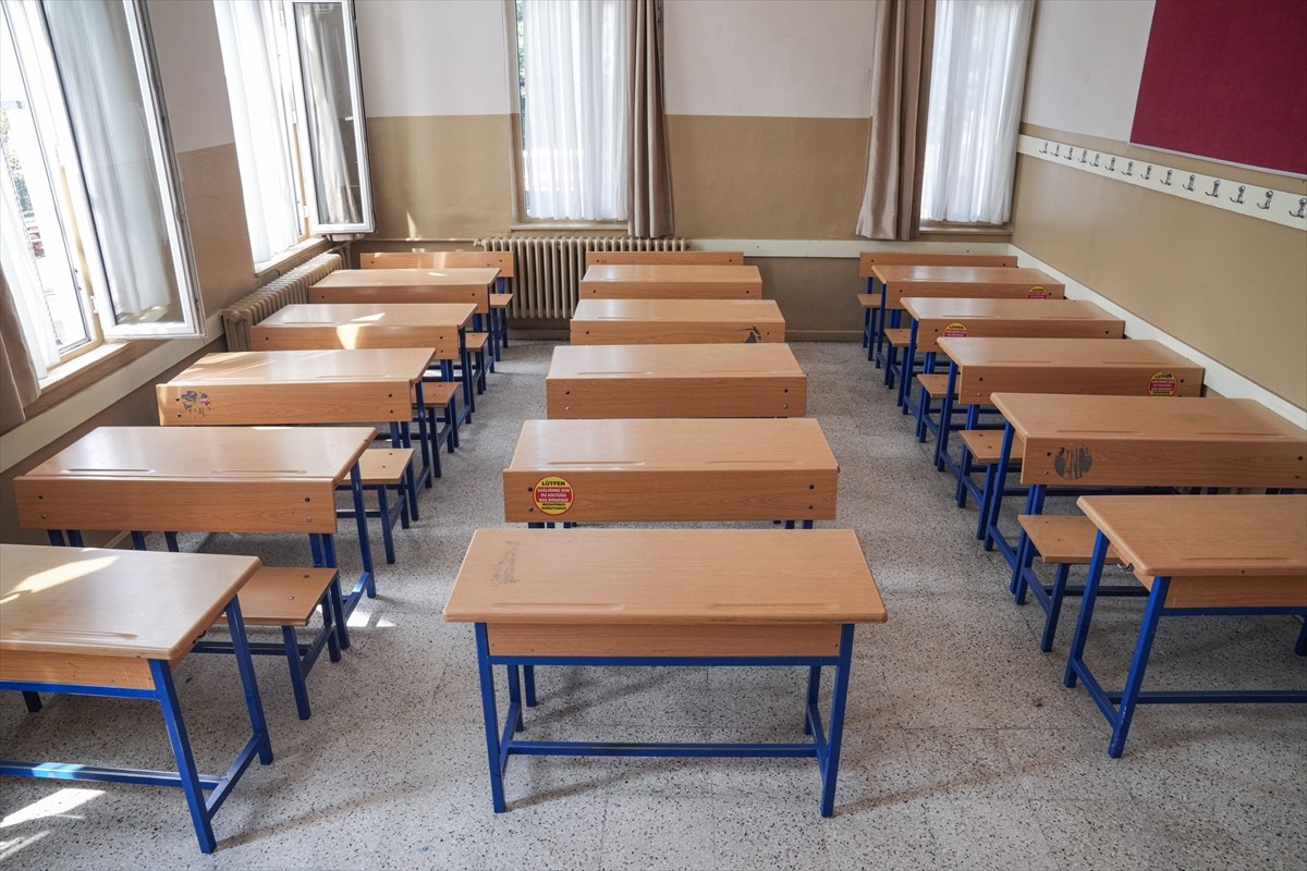 Yeni eğitim öğretim yılının başlaması için geri sayım sürerken, İstanbul'daki okullarda bakım...