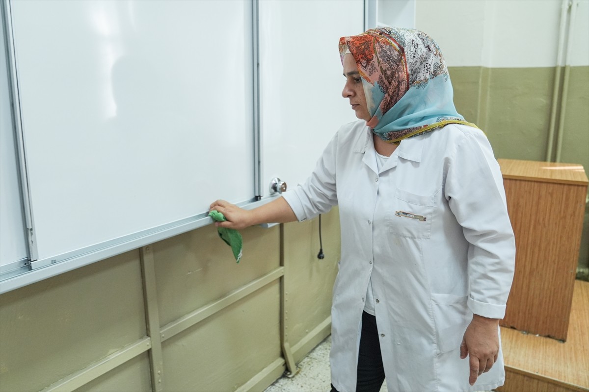 Yeni eğitim öğretim yılının başlaması için geri sayım sürerken, İstanbul'daki okullarda bakım...