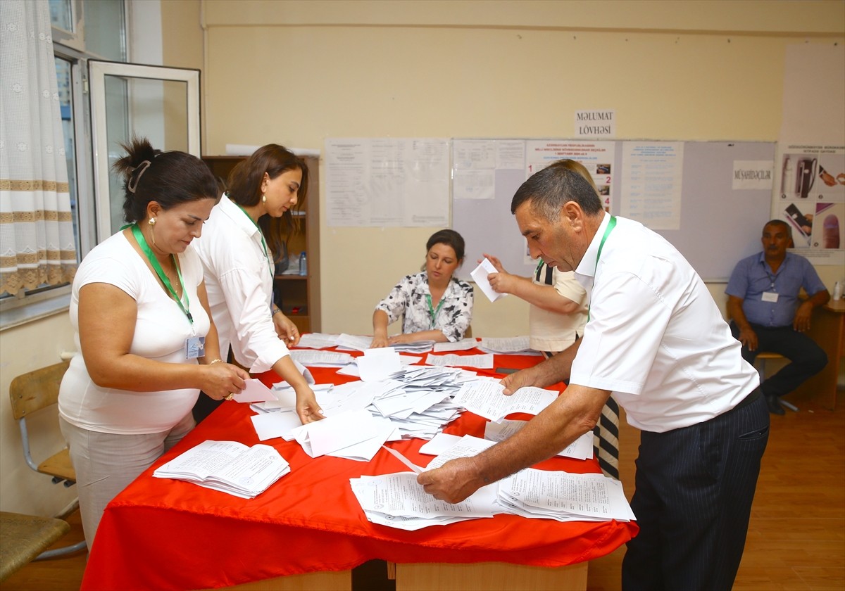 Azerbaycan'da milletvekili seçimi için oy kullanma işlemi yerel saatle 19.00'da sona erdi.