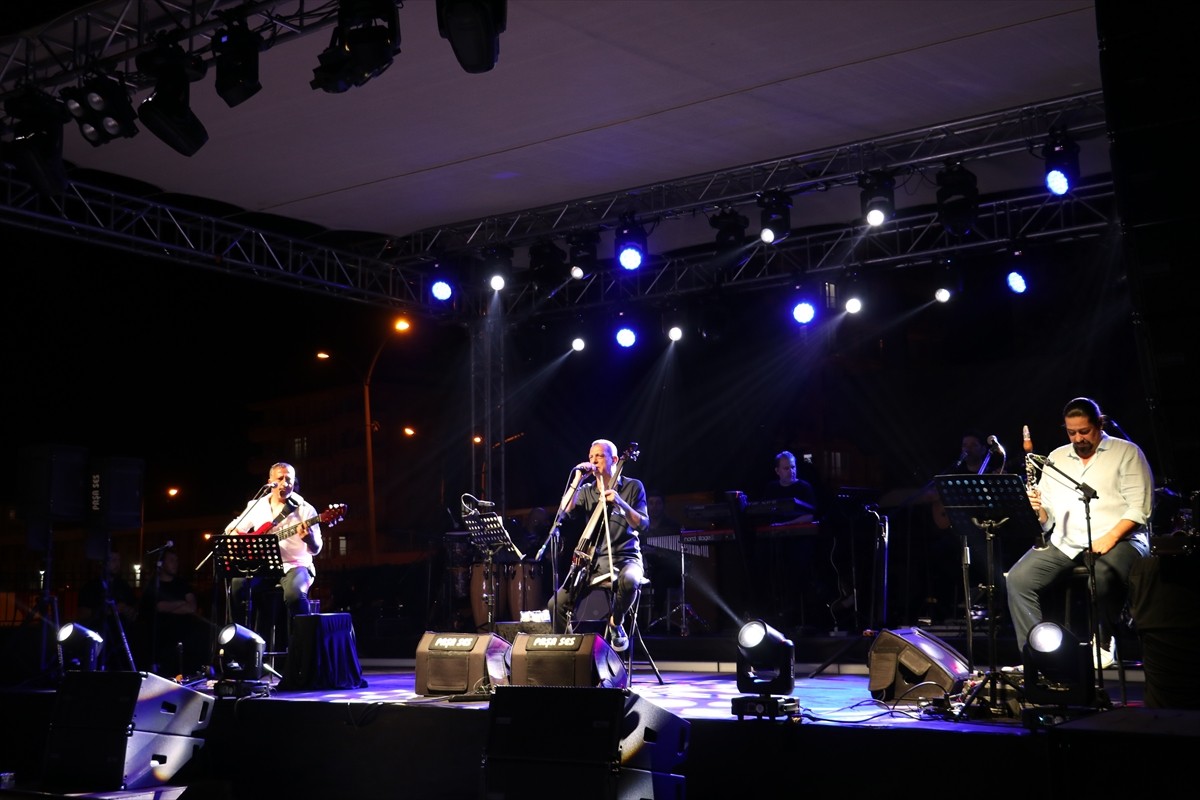 Kilis'te 30 Ağustos Zafer Bayramı etkinlikleri kapsamında Rubato Grubu sahne aldı.