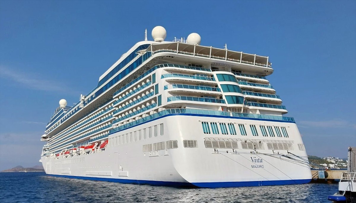 Muğla'nın Bodrum ilçesine "Vista" kruvaziyeri ile 1156 yolcu geldi. Marshall Adaları bayraklı 242...