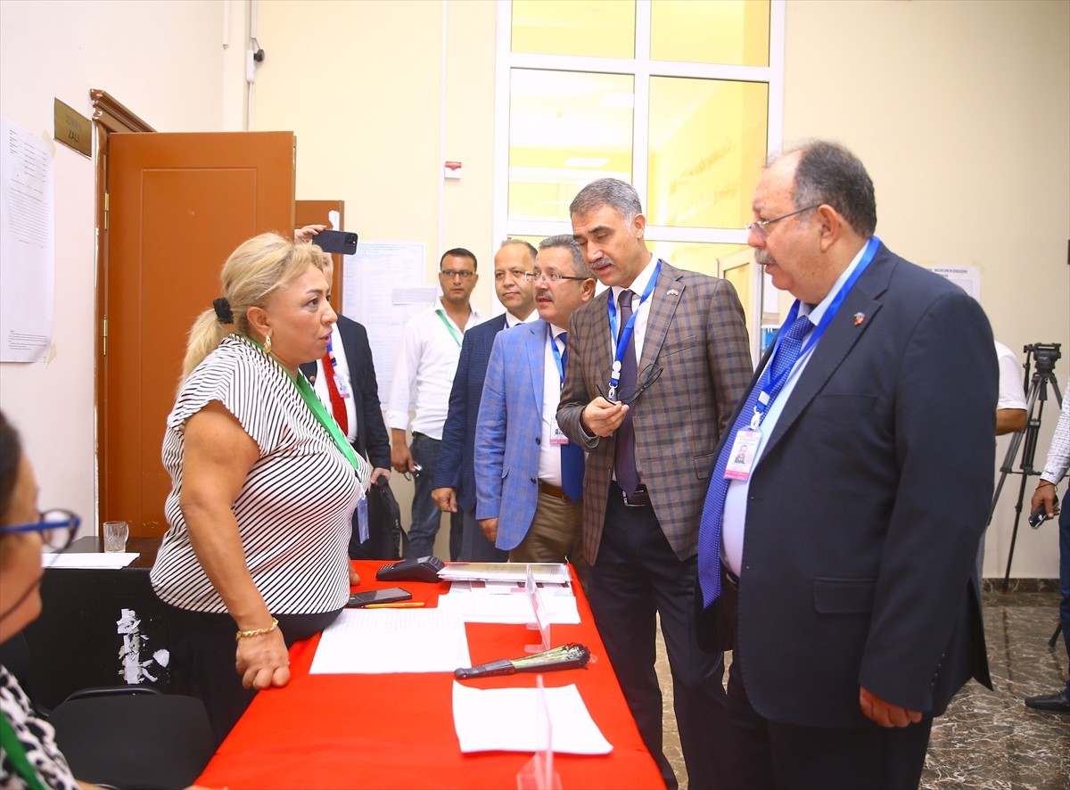 Yüksek Seçim Kurulu (YSK) Başkanı Ahmet Yener (sağda), Azerbaycan'da yapılan 7. Dönem Milli Meclis...