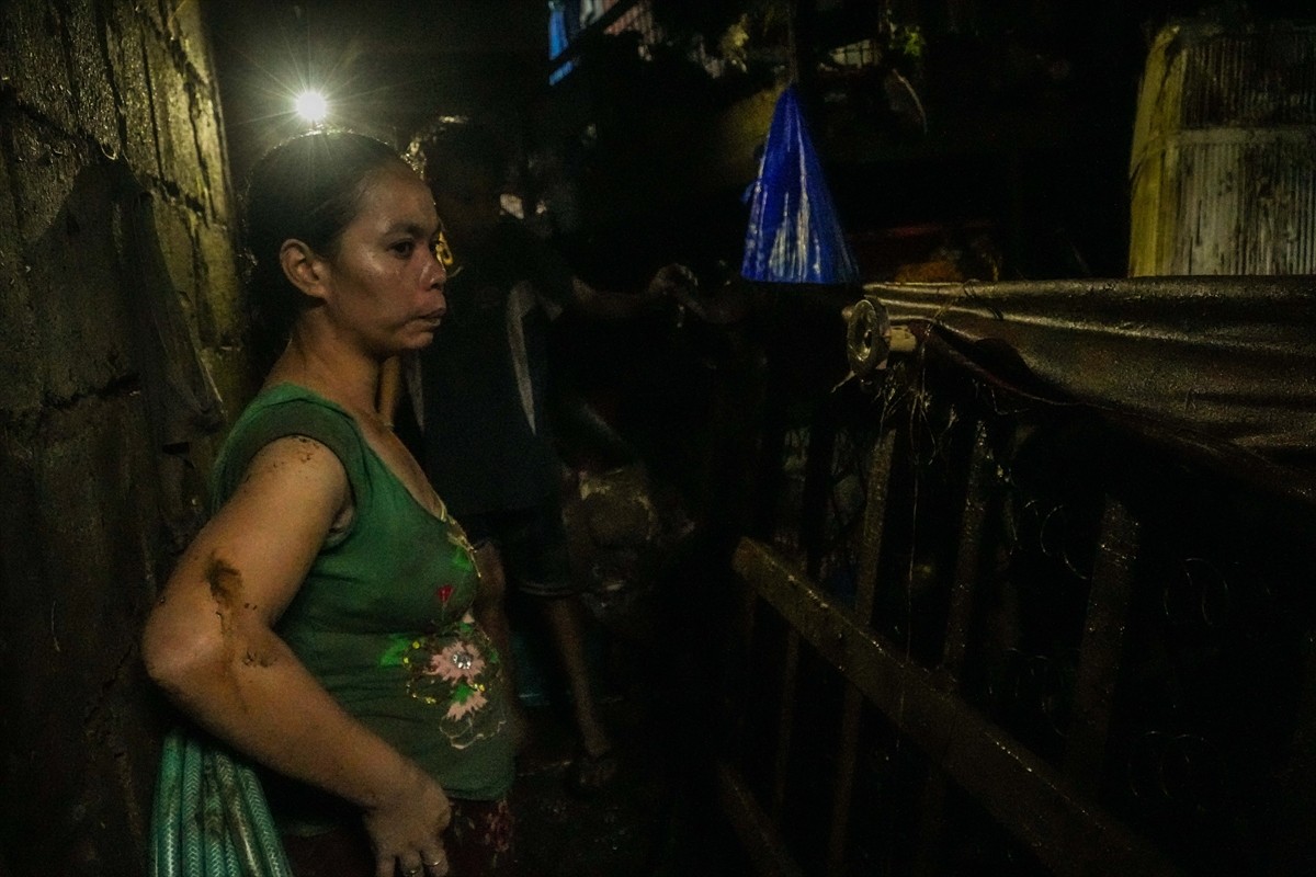 Filipinler'in kuzeyinde etkisini gösteren fırtına ve şiddetli yağışlar hayatı olumsuz etkiledi....