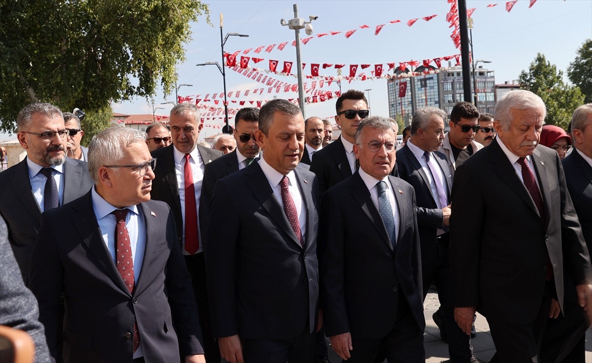 Sivas'ta, Sivas Kongresi'nin 105. yıl dönümü dolayısıyla Cumhuriyet Meydanı'nda tören düzenlendi....