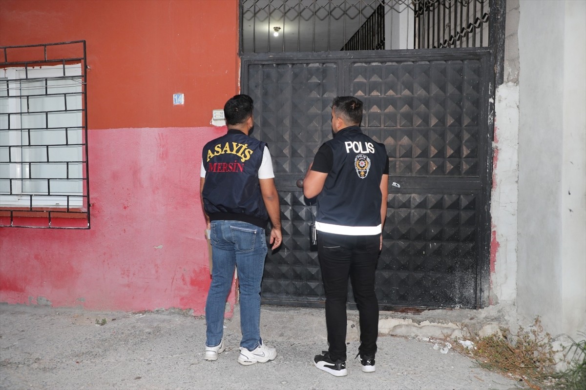 Mersin'de çeşitli suçlardan kesinleşmiş hapis cezası bulunan 52 hükümlü yakalandı. Ekipler...