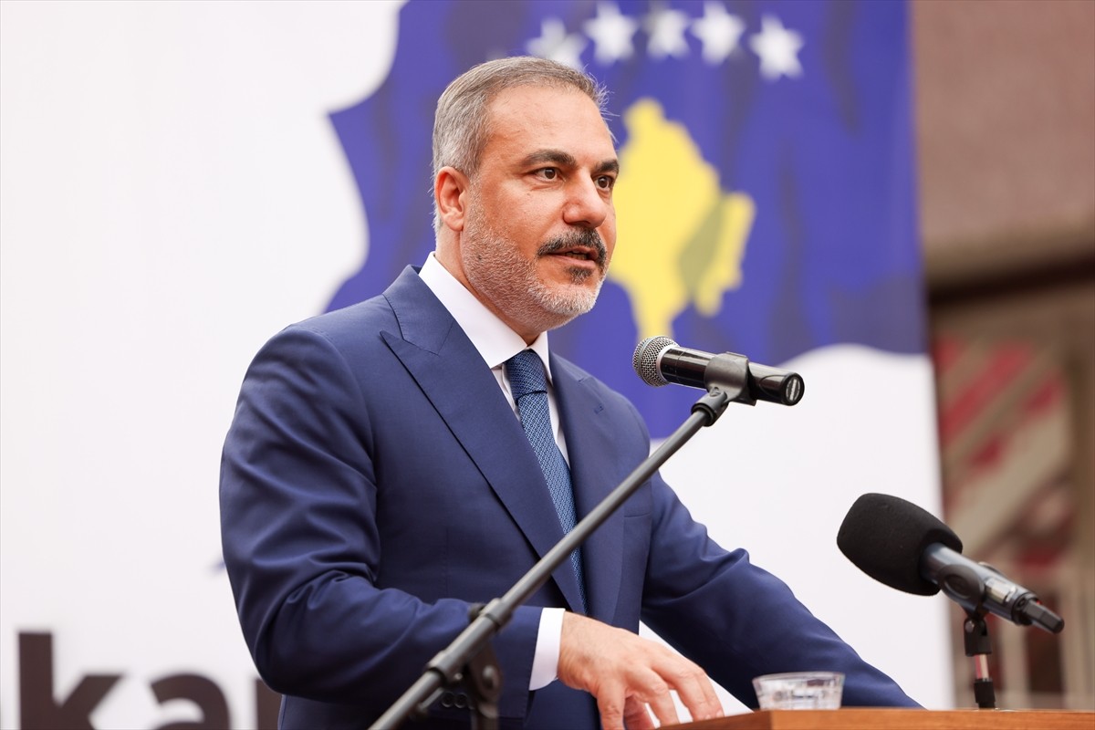 Dışişleri Bakanı Hakan Fidan, Kosova'nın Prizren şehrindeki Motrat Qirazi Okulu'ndaki programda...