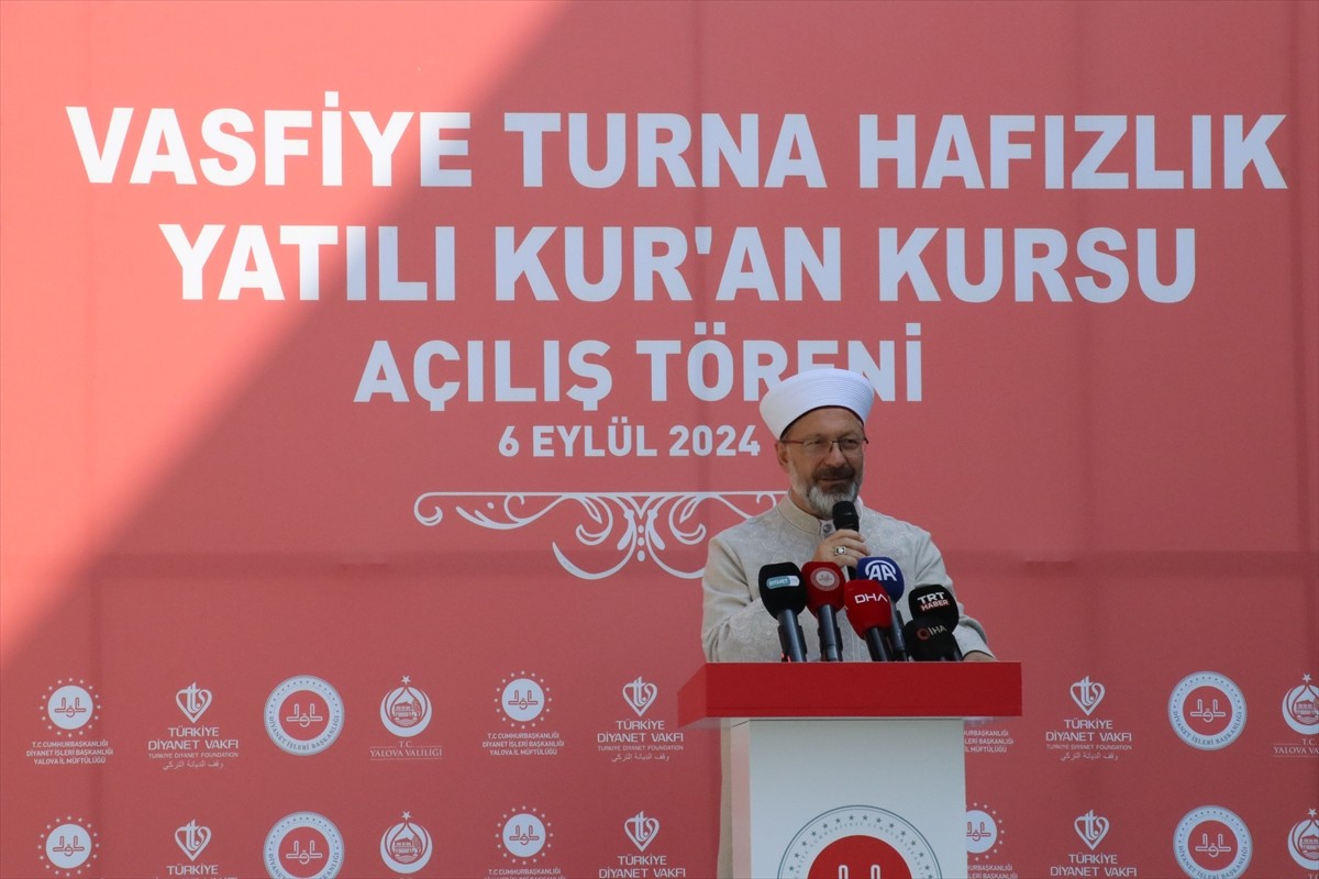 Diyanet İşleri Başkanı Prof. Dr. Ali Erbaş, Yalova'nın Çiftlikköy ilçesinde kız öğrencilere...